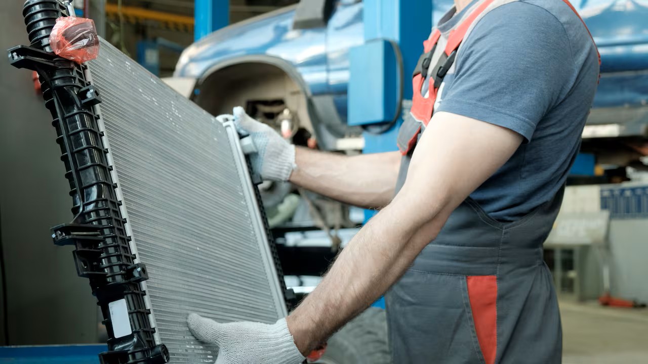 Técnico realizando manutenção em radiador